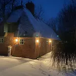 Reetdachhaus Fuer Erholsamen Familienurlaub By Interhome בית נופש Norderfriedrichskoog